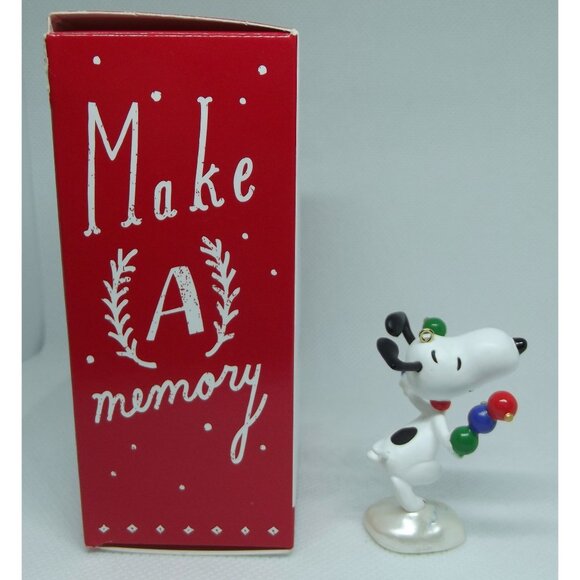 Hallmark Ornament 2015 Keepsake Peanuts Snoopy Decking the tree Christmas Bulbs - Picture 9 of 14